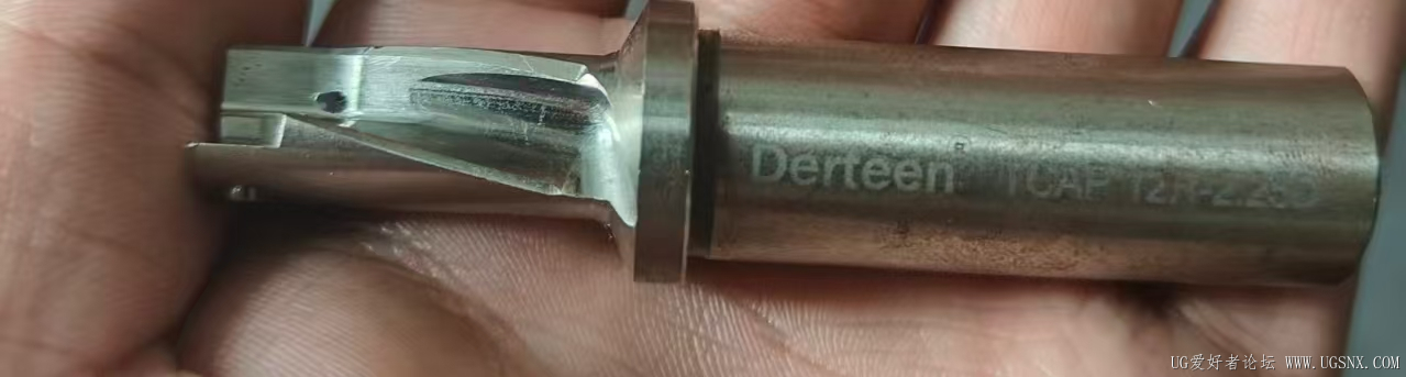 如图这个u钻的螺旋斜槽不知道怎么构建出来，具体的思路有大佬可以告知一下吗 ... ...